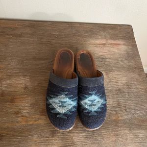BORN CLOGS 10